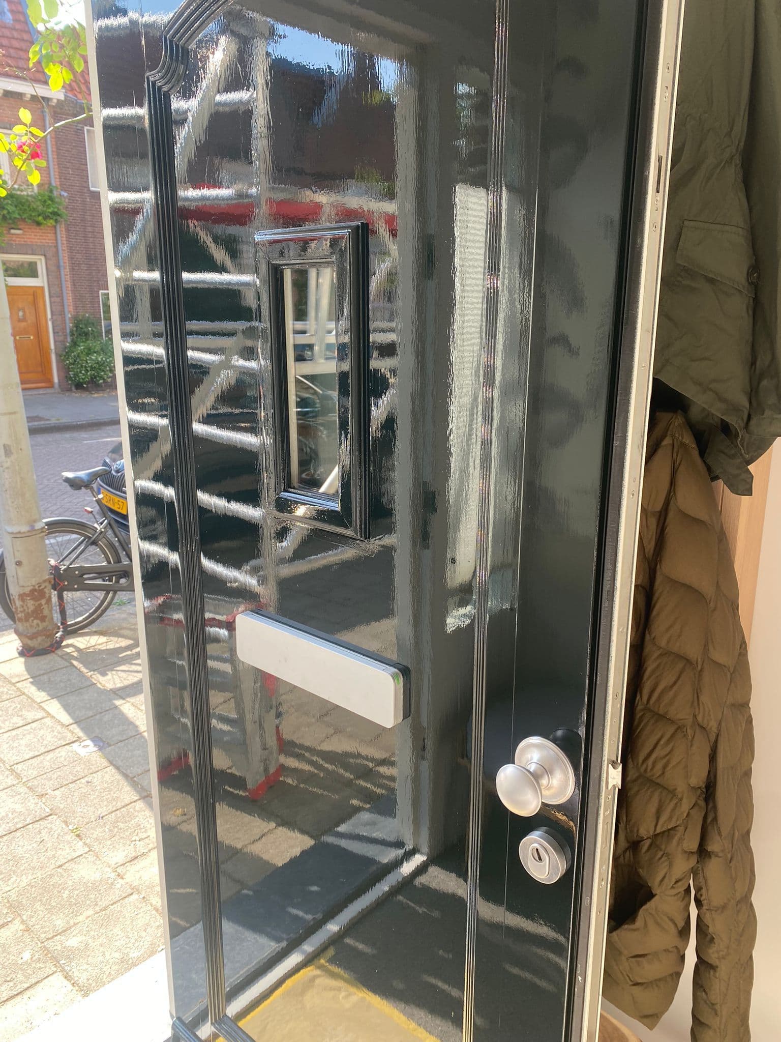 Zwart gelakte voordeur met glas
