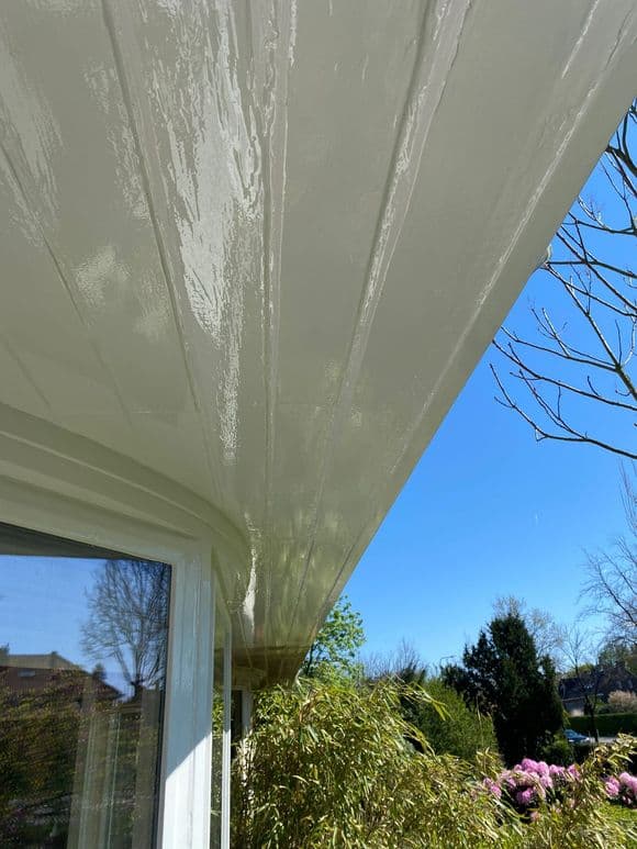 Wit geschilderd plafond buitenzijde